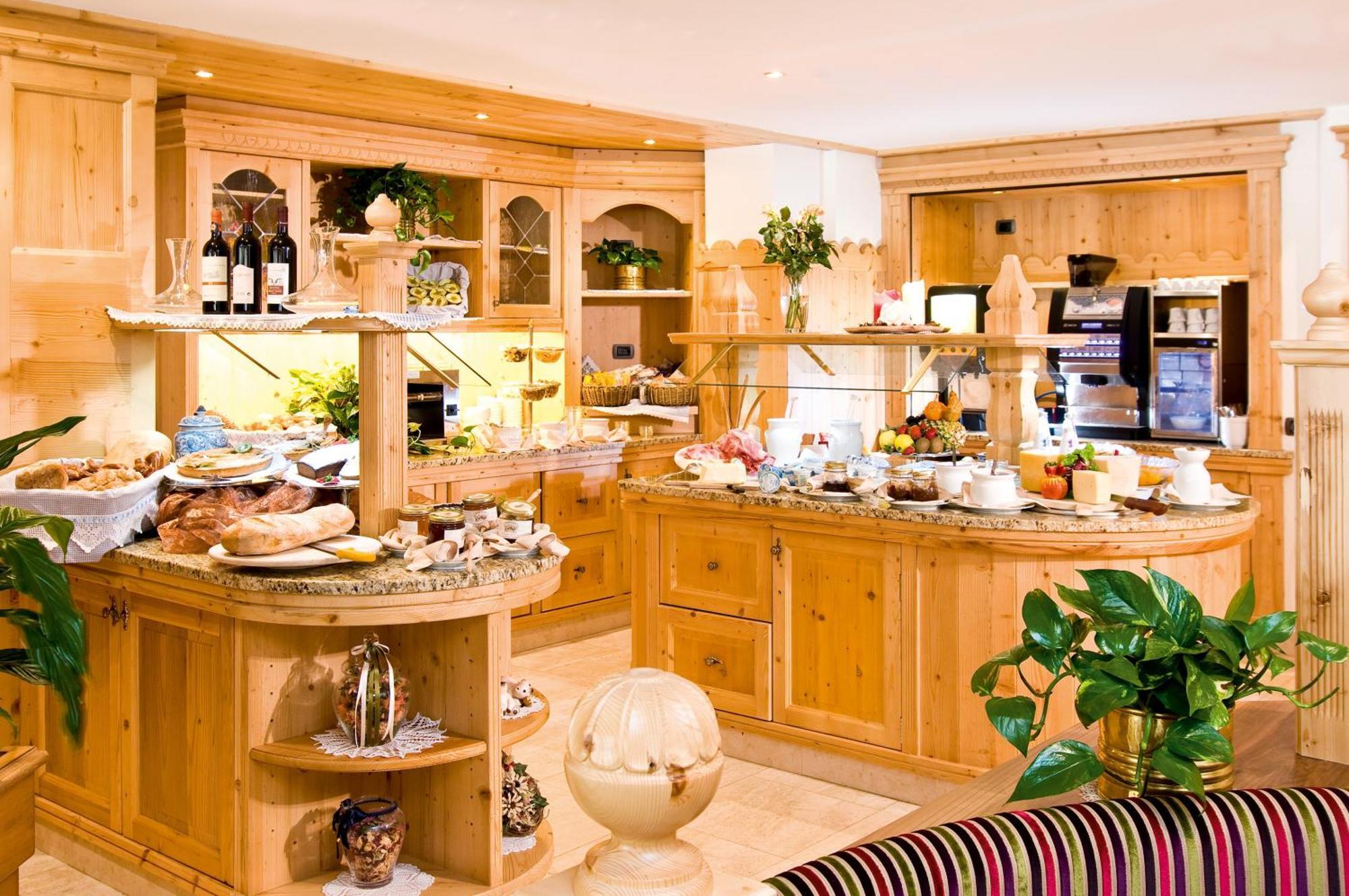Boutique Hotel Diana มาดอนนาดีกัมปิโญ ภายนอก รูปภาพ