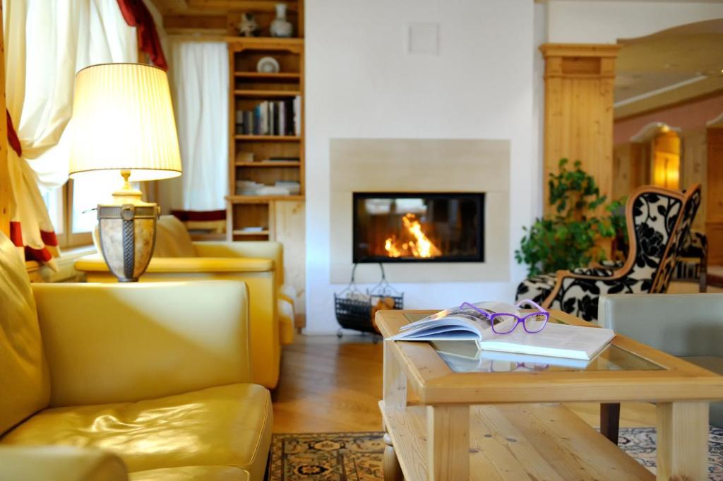 Boutique Hotel Diana มาดอนนาดีกัมปิโญ ภายนอก รูปภาพ